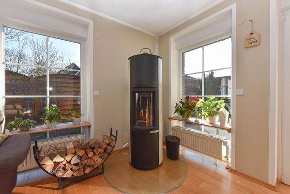 Kaminofen, bodentiefe Sprossenfenster