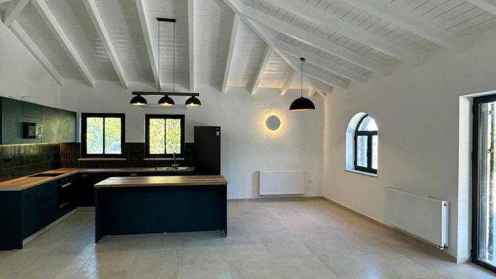 Kreta, Kournas: Malerisches Steinhaus mit bezauberndem See- und Meerblick zu verkaufen