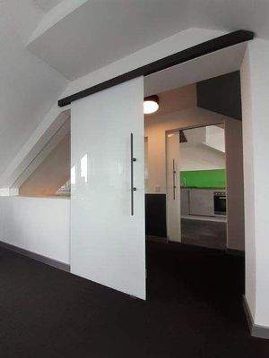 Blick vom Wohnzimmer über den Flur zur KÜ