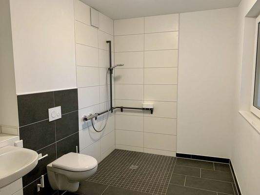 14. Whg 22, 3-Zimmer-Whg, Badezimmer 1