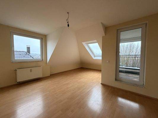 Schlafzimmer mit Zugang zur Loggia