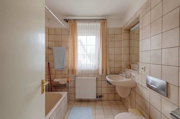 OG Badezimmer mit Wanne