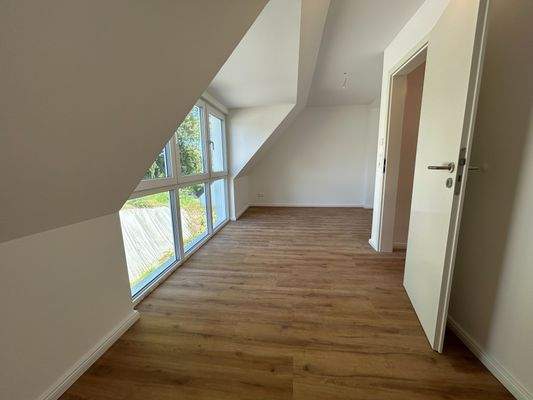 Lichtdurchflutetes Zimmer dank bodentiefer Fenster