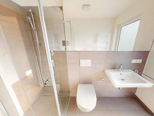 Badezimmer mit Dusche (Musterwohnung)