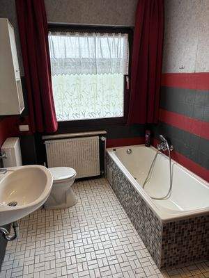 Badezimmer / mit Waschmaschinenanschluss / EG