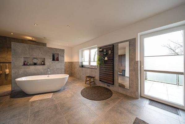 Badezimmer mit Zugang zum Balkon