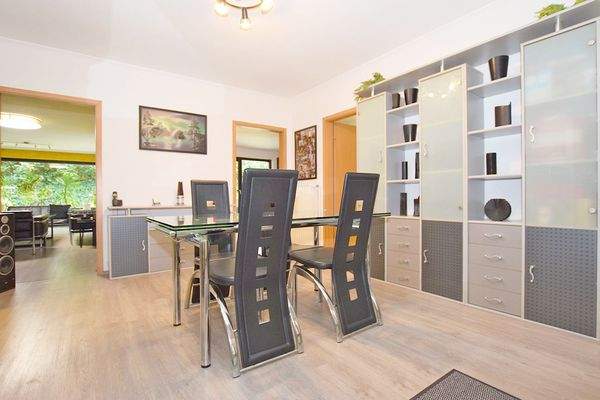 In der Diele findet, wenn Sie möchten, ein Esstisch Platz