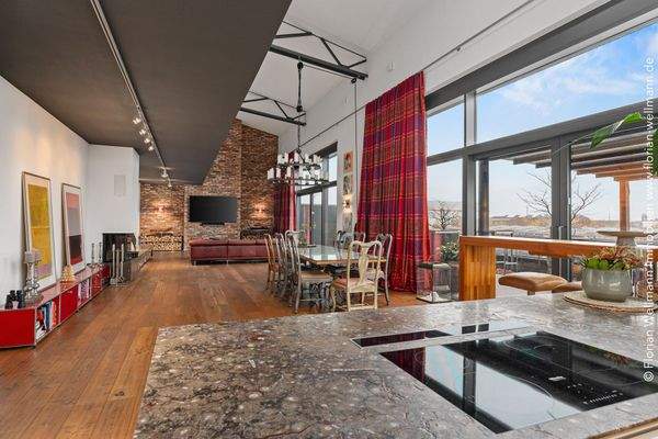 Blick in den Wohn-/Essbereich der ...