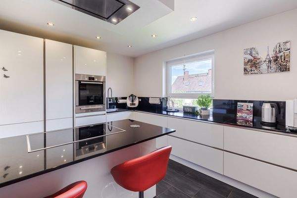 Kochen mit Blick in den Vorgarten