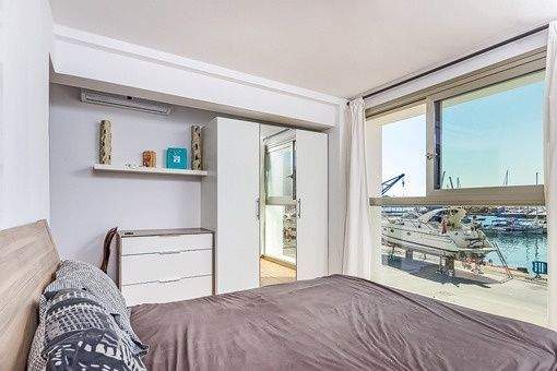 Schlafzimmer mit einem herrlichen Ausblick auf den Hafen
