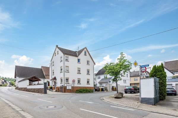 Blick von der Straße aufs Haus 