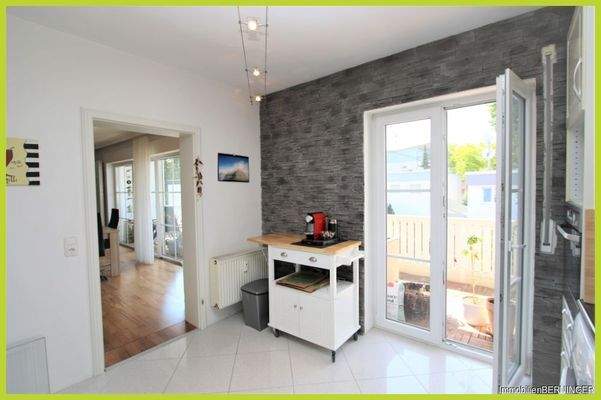 Küche mit Zugang zum Balkon