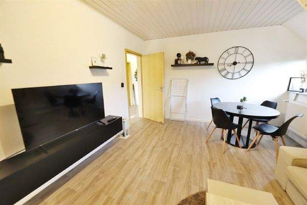 Wohn-/Esszimmer mit Zugang zum Balkon (DG)