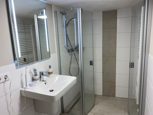 ... mit Einlaufdusche