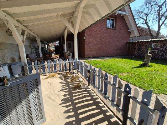 überdachte Sitzfläche
