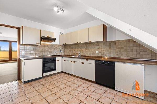 Blick aus der Küche ins Wohnzimmer