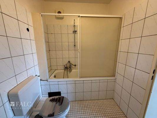 Badezimmer (Wanne + Dusche)