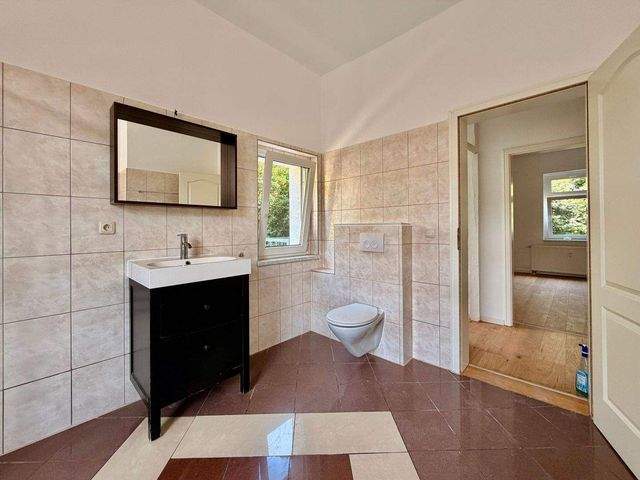 Einziehen und wohlfühlen: Frisch sanierte 4-Zimmer-Wohnung in Hochheim mit EBK & Balkon - Foto 5