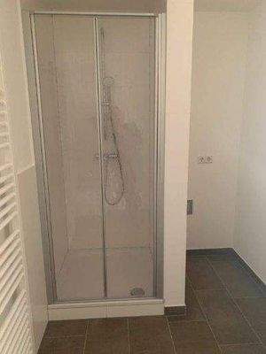 Bad Dusche und Waschmaschinennische