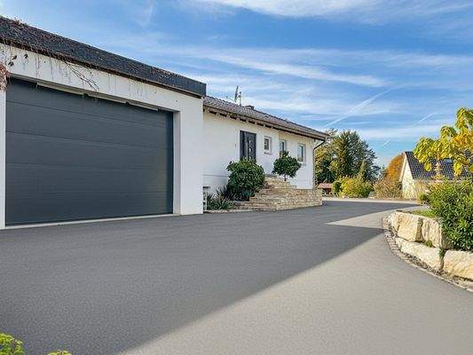 Zufahrt und Garage