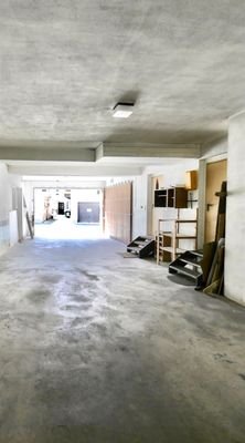 Große Garage für bis zu 4 PKW