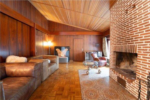 Großes Wohnzimmer im Mid Century Stil