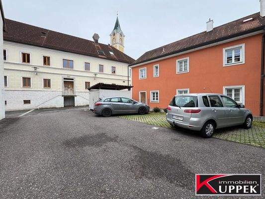 Parkplatz - Hof vor dem Haus