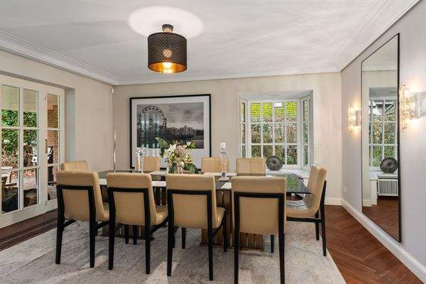 Esszimmer (25,24m²) mit Zugang zur Terrasse