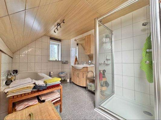 ... Wanne und Dusche (DG).