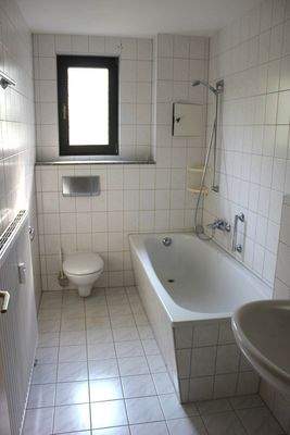Bad mit Wanne, WC, Waschbecken und Fenster