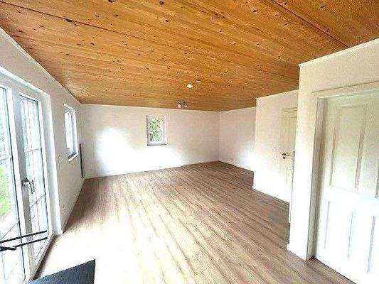 Blick von der Küche zum Wohn- und Essbereich