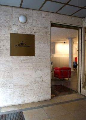 Repräsentativer Eingangsbereich mit Firmenlogo und