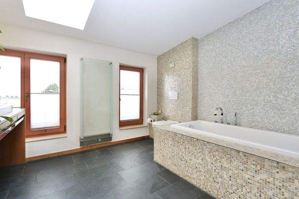 und Badewanne zum entspannen