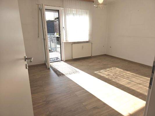 Wohnzimmer mit Zugang zum Balkon.jpg