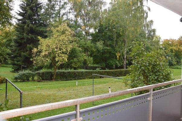 Balkon: Blick in die Grünanlage hinter der Wohnanlage