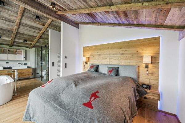 Das Master-Schlafzimmer mit Ankleidebereich ...