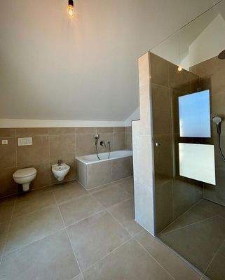 Elternbad en suite mit Wanne, Dusche und Bidet