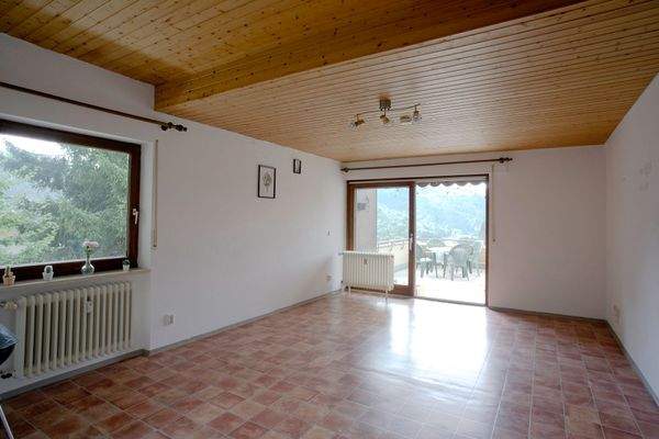 Wohnzimmer mit Zugang zum Panoramabalkon