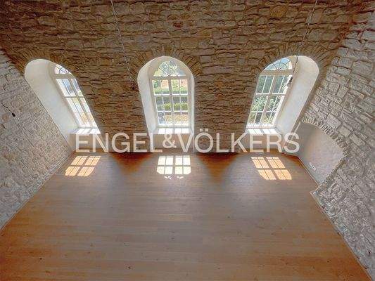 Blick vom Galeriebreich auf den Wohnbereich