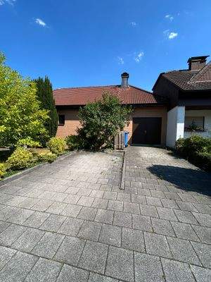 Garagenzufahrt + Stellplätze