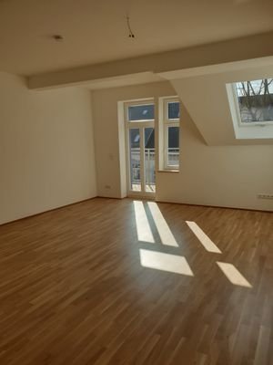 Wohnzimmer mit Zugang zum Balkon