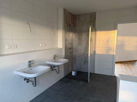 Badezimmer mit Dusche und Badewanne (Obergeschoss)