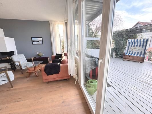 Wohnzimmer mit Ausgang auf den Balkon