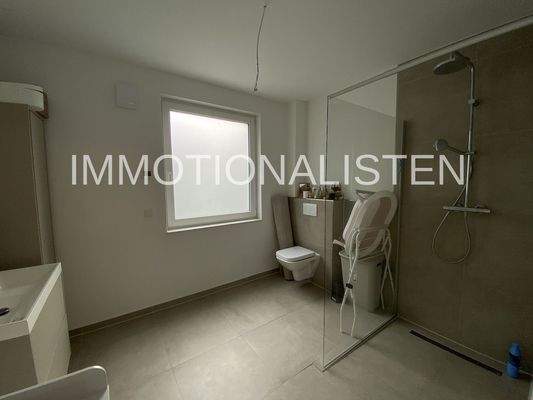 Badezimmer mit Dusche