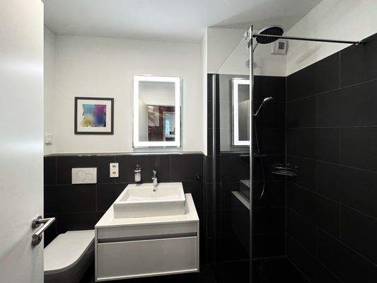 Gästebad mit Dusche und WC