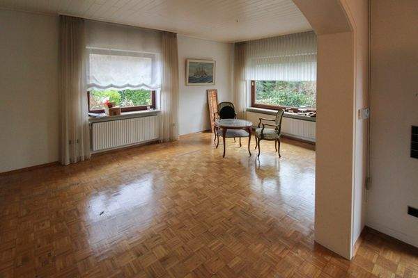 lichtdurchflutetes Wohnzimmer mit Parkett