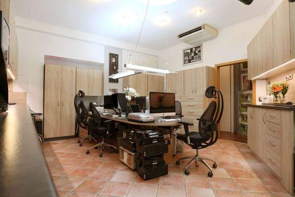 Bürofläche mit Oberlichtkuppel, natürlichem Tageslichteinfall und Klimaanlage.jpg