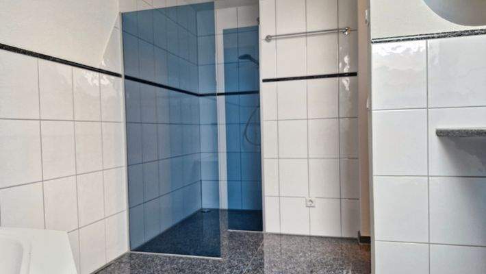 OG Familienbad_bodentiefe Dusche 