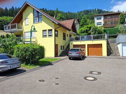 Frontansicht 1. OG Terasse und 2. OG mit Balkon.jpg