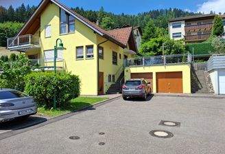 Frontansicht 1. OG Terasse und 2. OG mit Balkon.jpg